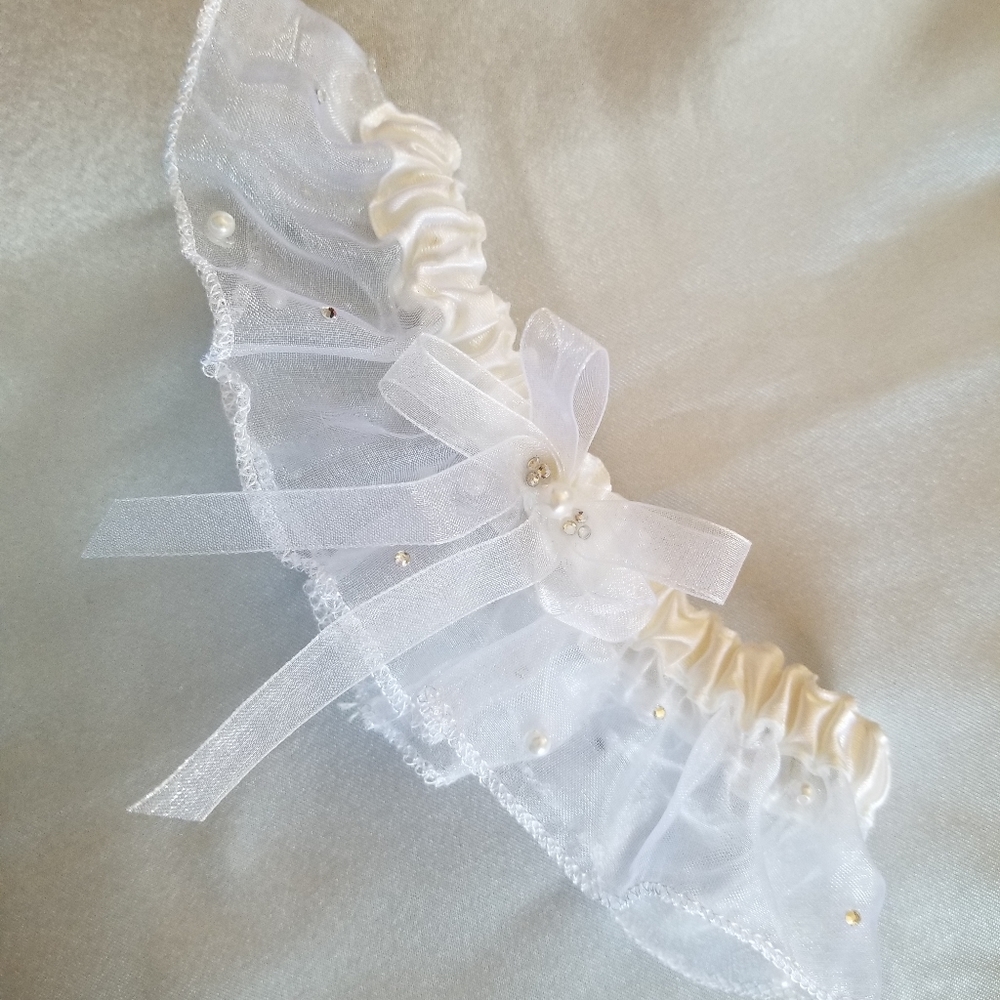 2 PC White Rhinestone/Pearl Garter Set - Picture 4 of 7
